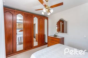 Casa à venda com 127m², 2 dormitórios, 1 suíte, 6 vagas, no bairro Teresópolis em Porto Alegre