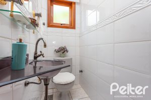 Casa à venda com 127m², 2 dormitórios, 1 suíte, 6 vagas, no bairro Teresópolis em Porto Alegre