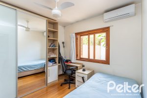 Casa à venda com 127m², 2 dormitórios, 1 suíte, 6 vagas, no bairro Teresópolis em Porto Alegre