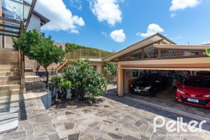 Casa à venda com 127m², 2 dormitórios, 1 suíte, 6 vagas, no bairro Teresópolis em Porto Alegre