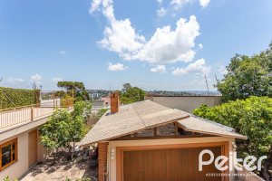 Casa à venda com 127m², 2 dormitórios, 1 suíte, 6 vagas, no bairro Teresópolis em Porto Alegre