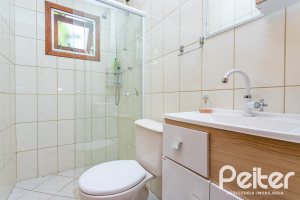 Casa à venda com 127m², 2 dormitórios, 1 suíte, 6 vagas, no bairro Teresópolis em Porto Alegre