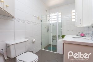 Casa à venda com 127m², 2 dormitórios, 1 suíte, 6 vagas, no bairro Teresópolis em Porto Alegre