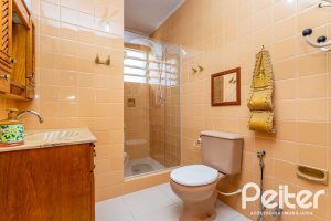 Casa à venda com 127m², 2 dormitórios, 1 suíte, 6 vagas, no bairro Teresópolis em Porto Alegre