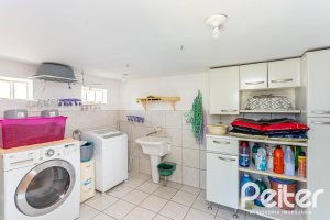 Casa à venda com 127m², 2 dormitórios, 1 suíte, 6 vagas, no bairro Teresópolis em Porto Alegre