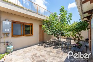 Casa à venda com 127m², 2 dormitórios, 1 suíte, 6 vagas, no bairro Teresópolis em Porto Alegre