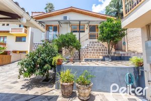 Casa à venda com 127m², 2 dormitórios, 1 suíte, 6 vagas, no bairro Teresópolis em Porto Alegre