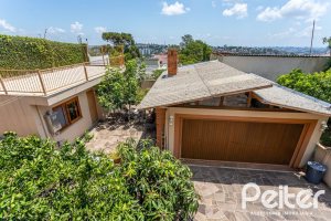 Casa à venda com 127m², 2 dormitórios, 1 suíte, 6 vagas, no bairro Teresópolis em Porto Alegre