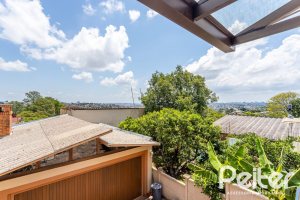 Casa à venda com 127m², 2 dormitórios, 1 suíte, 6 vagas, no bairro Teresópolis em Porto Alegre