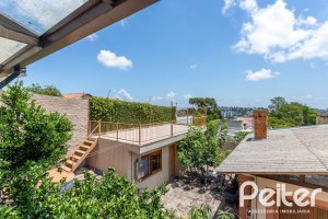 Casa à venda com 127m², 2 dormitórios, 1 suíte, 6 vagas, no bairro Teresópolis em Porto Alegre