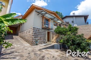 Casa à venda com 127m², 2 dormitórios, 1 suíte, 6 vagas, no bairro Teresópolis em Porto Alegre