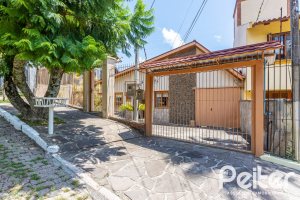 Casa à venda com 127m², 2 dormitórios, 1 suíte, 6 vagas, no bairro Teresópolis em Porto Alegre