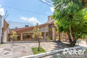 Casa à venda com 127m², 2 dormitórios, 1 suíte, 6 vagas, no bairro Teresópolis em Porto Alegre