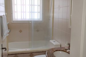 Casa à venda com 324m², 5 dormitórios, 1 suíte, 2 vagas, no bairro Jardim Isabel em Porto Alegre