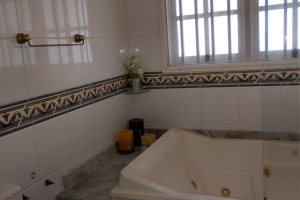 Casa à venda com 324m², 5 dormitórios, 1 suíte, 2 vagas, no bairro Jardim Isabel em Porto Alegre