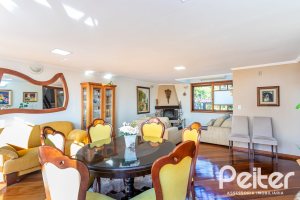 Casa à venda com 226m², 2 dormitórios, 1 suíte, 4 vagas, no bairro Teresópolis em Porto Alegre