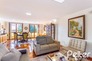 Casa à venda com 226m², 2 dormitórios, 1 suíte, 4 vagas, no bairro Teresópolis em Porto Alegre