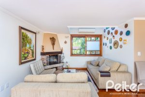Casa à venda com 226m², 2 dormitórios, 1 suíte, 4 vagas, no bairro Teresópolis em Porto Alegre