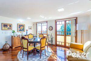 Casa à venda com 226m², 2 dormitórios, 1 suíte, 4 vagas, no bairro Teresópolis em Porto Alegre