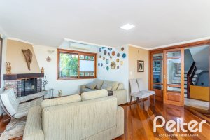 Casa à venda com 226m², 2 dormitórios, 1 suíte, 4 vagas, no bairro Teresópolis em Porto Alegre