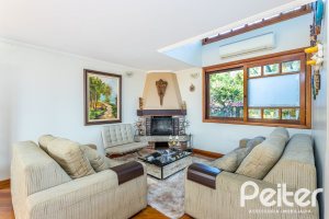 Casa à venda com 226m², 2 dormitórios, 1 suíte, 4 vagas, no bairro Teresópolis em Porto Alegre