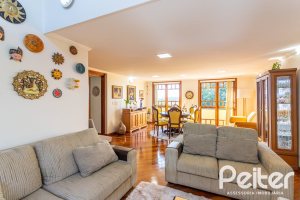 Casa à venda com 226m², 2 dormitórios, 1 suíte, 4 vagas, no bairro Teresópolis em Porto Alegre