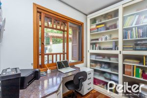 Casa à venda com 226m², 2 dormitórios, 1 suíte, 4 vagas, no bairro Teresópolis em Porto Alegre