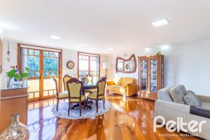 Casa à venda com 226m², 2 dormitórios, 1 suíte, 4 vagas, no bairro Teresópolis em Porto Alegre