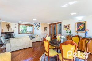 Casa à venda com 226m², 2 dormitórios, 1 suíte, 4 vagas, no bairro Teresópolis em Porto Alegre