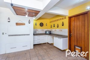 Casa à venda com 226m², 2 dormitórios, 1 suíte, 4 vagas, no bairro Teresópolis em Porto Alegre