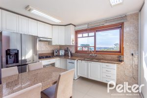 Casa à venda com 226m², 2 dormitórios, 1 suíte, 4 vagas, no bairro Teresópolis em Porto Alegre