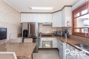 Casa à venda com 226m², 2 dormitórios, 1 suíte, 4 vagas, no bairro Teresópolis em Porto Alegre