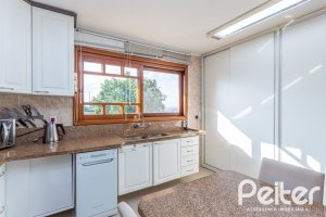Casa à venda com 226m², 2 dormitórios, 1 suíte, 4 vagas, no bairro Teresópolis em Porto Alegre