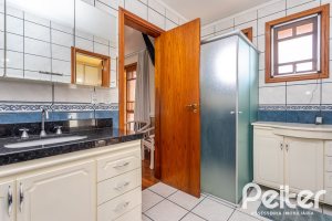 Casa à venda com 226m², 2 dormitórios, 1 suíte, 4 vagas, no bairro Teresópolis em Porto Alegre