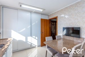 Casa à venda com 226m², 2 dormitórios, 1 suíte, 4 vagas, no bairro Teresópolis em Porto Alegre
