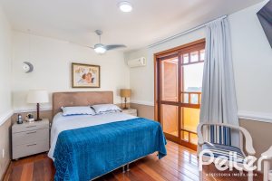 Casa à venda com 226m², 2 dormitórios, 1 suíte, 4 vagas, no bairro Teresópolis em Porto Alegre