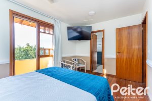 Casa à venda com 226m², 2 dormitórios, 1 suíte, 4 vagas, no bairro Teresópolis em Porto Alegre