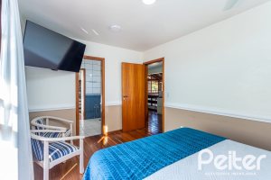 Casa à venda com 226m², 2 dormitórios, 1 suíte, 4 vagas, no bairro Teresópolis em Porto Alegre