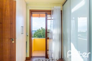 Casa à venda com 226m², 2 dormitórios, 1 suíte, 4 vagas, no bairro Teresópolis em Porto Alegre