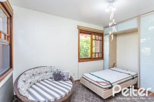 Casa à venda com 226m², 2 dormitórios, 1 suíte, 4 vagas, no bairro Teresópolis em Porto Alegre