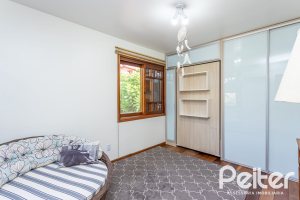 Casa à venda com 226m², 2 dormitórios, 1 suíte, 4 vagas, no bairro Teresópolis em Porto Alegre