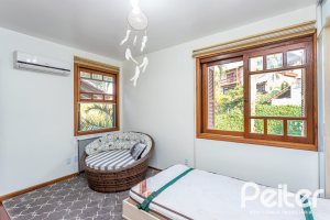 Casa à venda com 226m², 2 dormitórios, 1 suíte, 4 vagas, no bairro Teresópolis em Porto Alegre