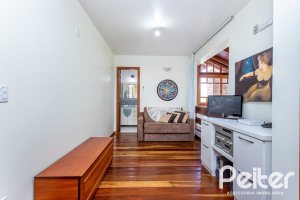Casa à venda com 226m², 2 dormitórios, 1 suíte, 4 vagas, no bairro Teresópolis em Porto Alegre