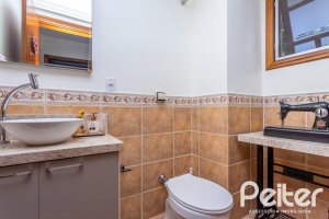 Casa à venda com 226m², 2 dormitórios, 1 suíte, 4 vagas, no bairro Teresópolis em Porto Alegre
