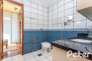 Casa à venda com 226m², 2 dormitórios, 1 suíte, 4 vagas, no bairro Teresópolis em Porto Alegre