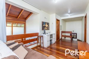 Casa à venda com 226m², 2 dormitórios, 1 suíte, 4 vagas, no bairro Teresópolis em Porto Alegre