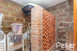 Casa à venda com 226m², 2 dormitórios, 1 suíte, 4 vagas, no bairro Teresópolis em Porto Alegre