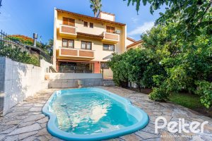 Casa à venda com 226m², 2 dormitórios, 1 suíte, 4 vagas, no bairro Teresópolis em Porto Alegre