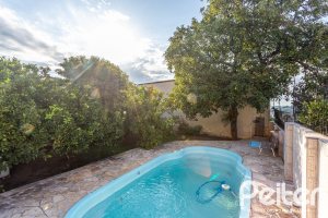 Casa à venda com 226m², 2 dormitórios, 1 suíte, 4 vagas, no bairro Teresópolis em Porto Alegre