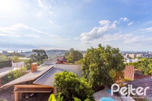 Casa à venda com 226m², 2 dormitórios, 1 suíte, 4 vagas, no bairro Teresópolis em Porto Alegre